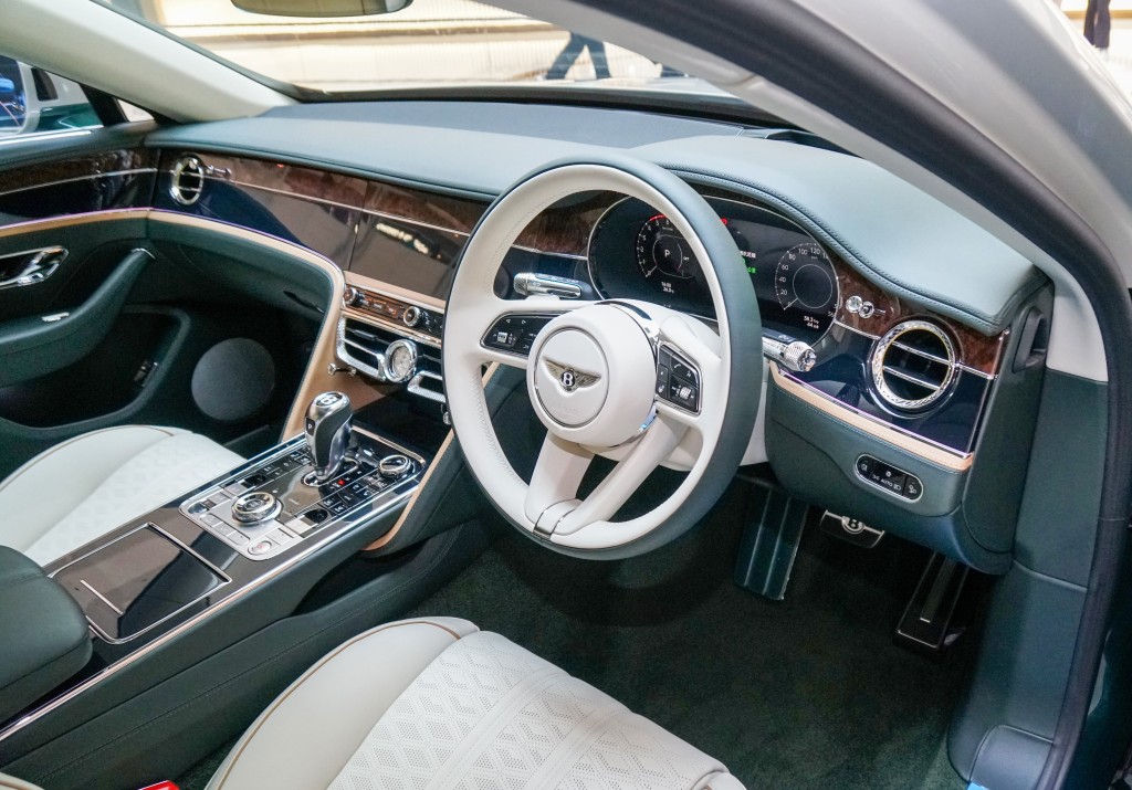 Bentley HK-DCH舉辦The Touch of Mulliner Exhibition:超豪華房車提供八種三色皮革配色選擇,豐富方案加上Mulliner緞面和珠光塗層樣式,可供挑選項目超過100種。