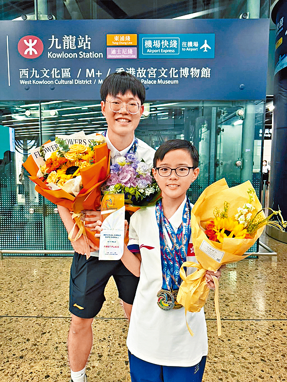 身為陸鏗善的伯樂周永樂(後),在本地花式跳繩界享負盛名,曾於2016年世界跳繩錦標賽中歷史性為香港贏得個人花式跳繩世界冠軍。 身為陸鏗善的伯樂周永樂(後),在本地花式跳繩界享負盛名,曾於2016年世界跳繩錦標賽中歷史性為香港贏得個人花式跳繩世界冠軍。