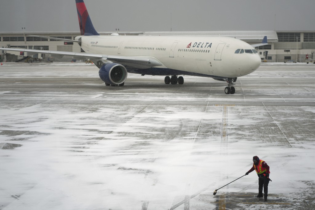 暴風雪影響航空升降。美聯社