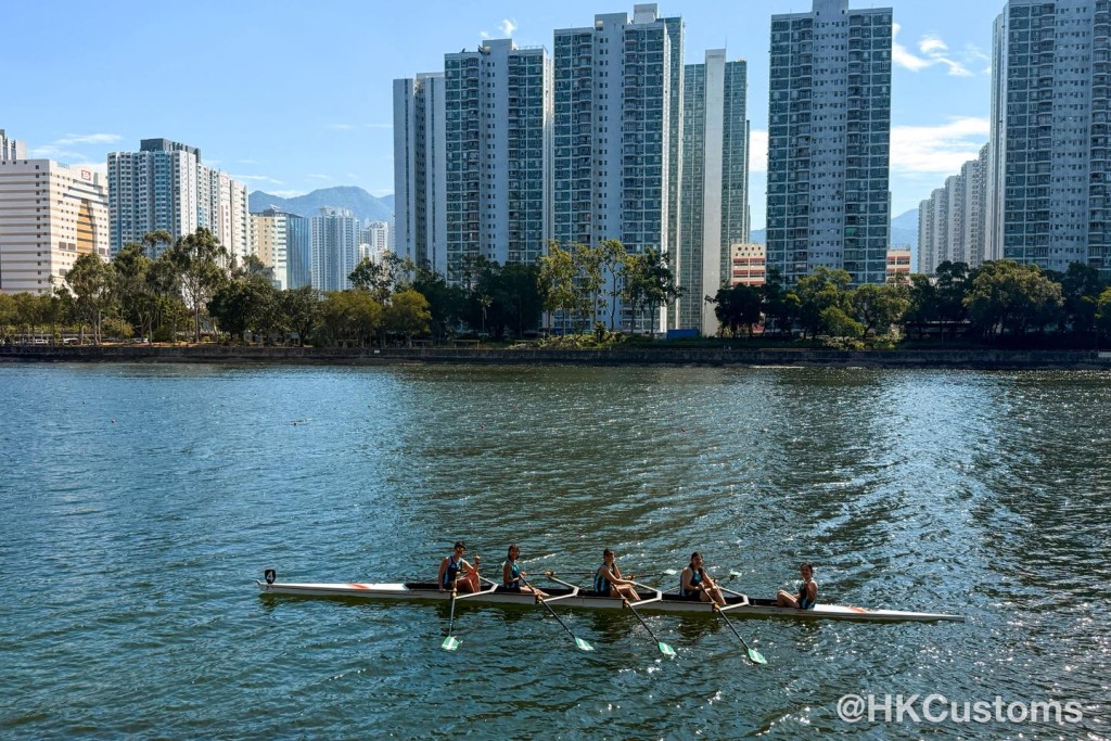 海關划艇隊派出多位女將出戰在沙田城門河舉行的「第47屆香港賽艇錦標賽」。香港海關FB圖片 海關划艇隊派出多位女將出戰在沙田城門河舉行的「第47屆香港賽艇錦標賽」。香港海關FB圖片