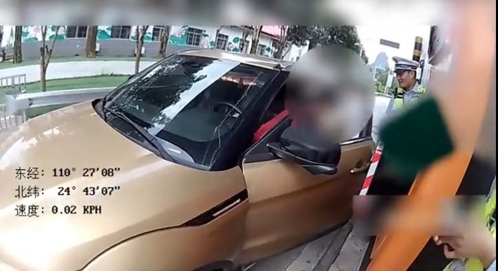 駕大膽車的12歲童，謊稱患矮小症但其實已成年。桂林交警