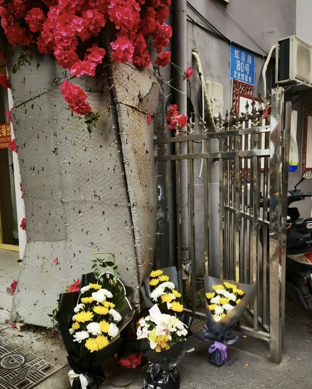 民众到合肥市红星路80号李克强故居献花。