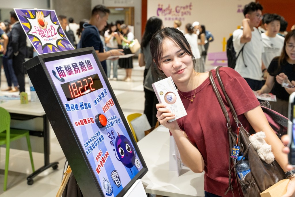 新生積極投入防騙遊戲。 新生積極投入防騙遊戲。