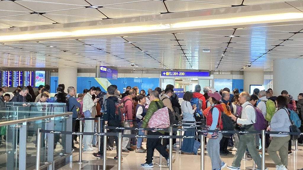 有網民表示，火警發生期間接駁列車暫停服務，大批旅客滯留在200號閘口附近。網上圖片