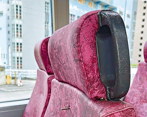 巴士上層座椅被人用八厘米長螺絲釘貫穿椅背，險刺傷乘客。