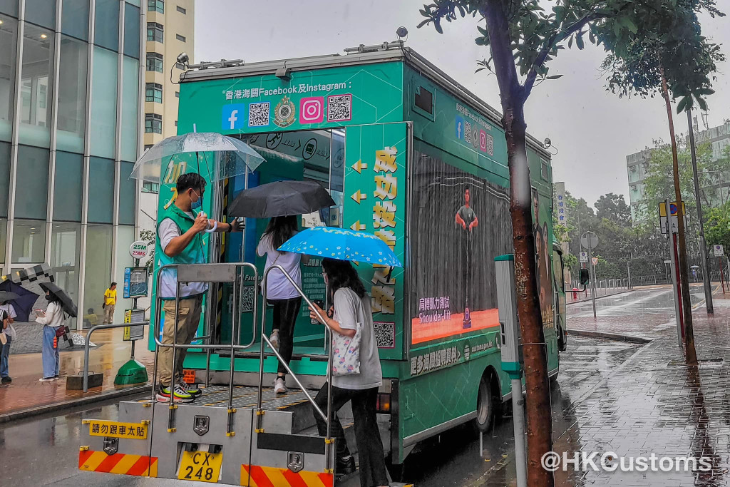 车内更有小测验让参观者小试牛刀。海关Fb图片