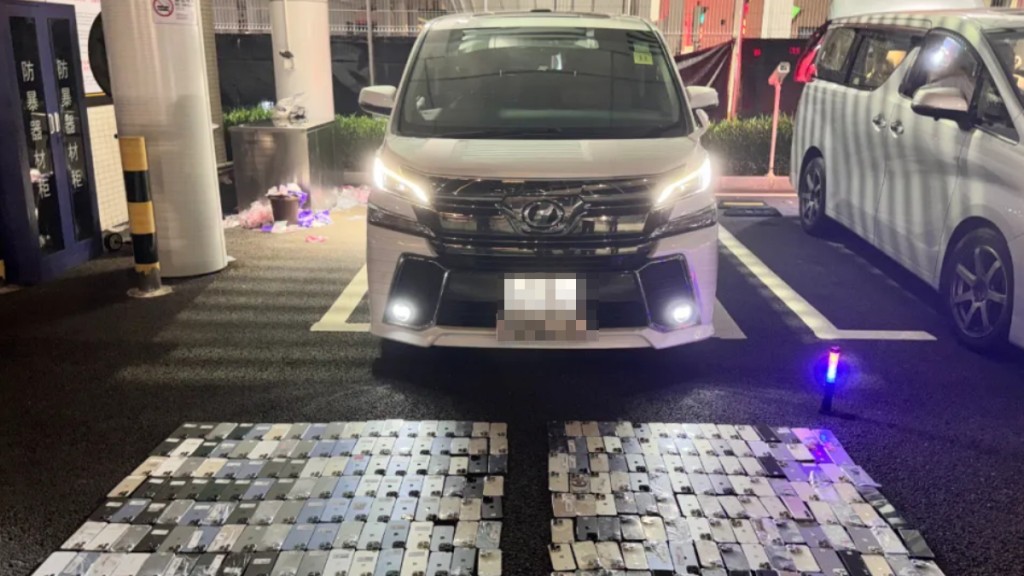 七人車將700多部舊手機藏在座車門內。中國海關
