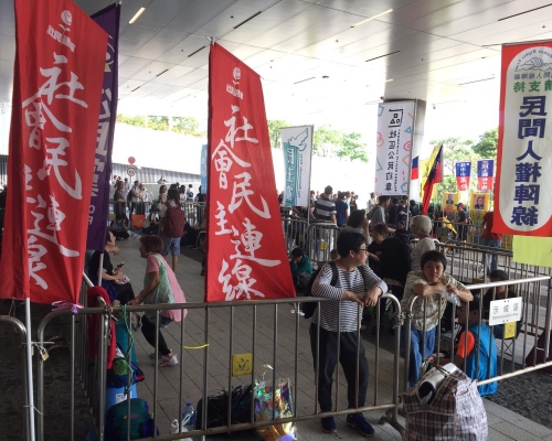 支持及反對修例的團體在立法會示威區請願。