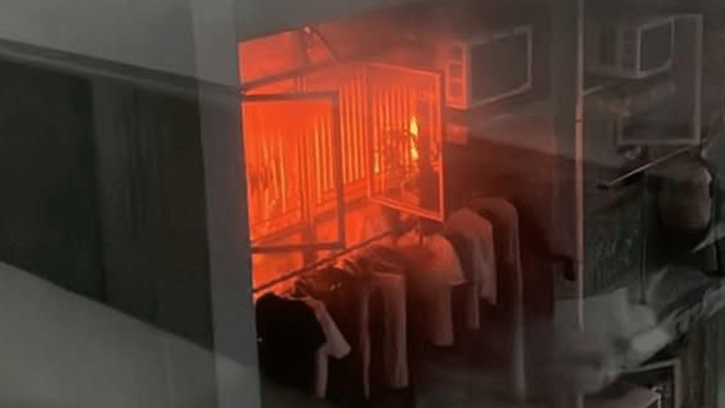 起火單位火光熊熊。網上圖片