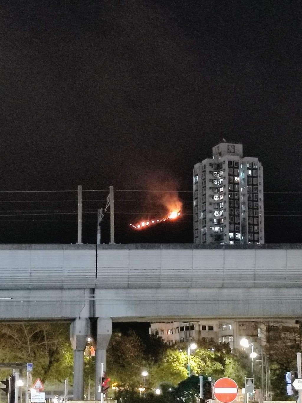 远处清晰可见山头熊熊火光。屯门友fb图片