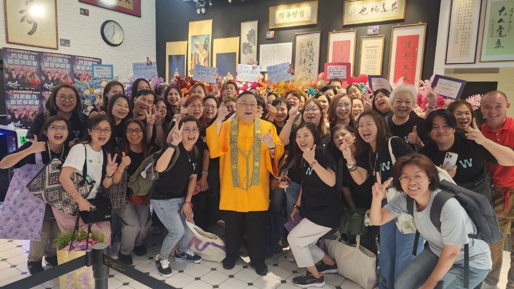 商台玄學節目《潮爆開運王》開播邁向十周年舉行大型活動,一千二百名金粉會會員齊聚新光黃埔四間戲院,綜藝小紅館成為粉絲聚腳地受矚目。 商台玄學節目《潮爆開運王》開播邁向十周年舉行大型活動,一千二百名金粉會會員齊聚新光黃埔四間戲院,綜藝小紅館成為粉絲聚腳地受矚目。