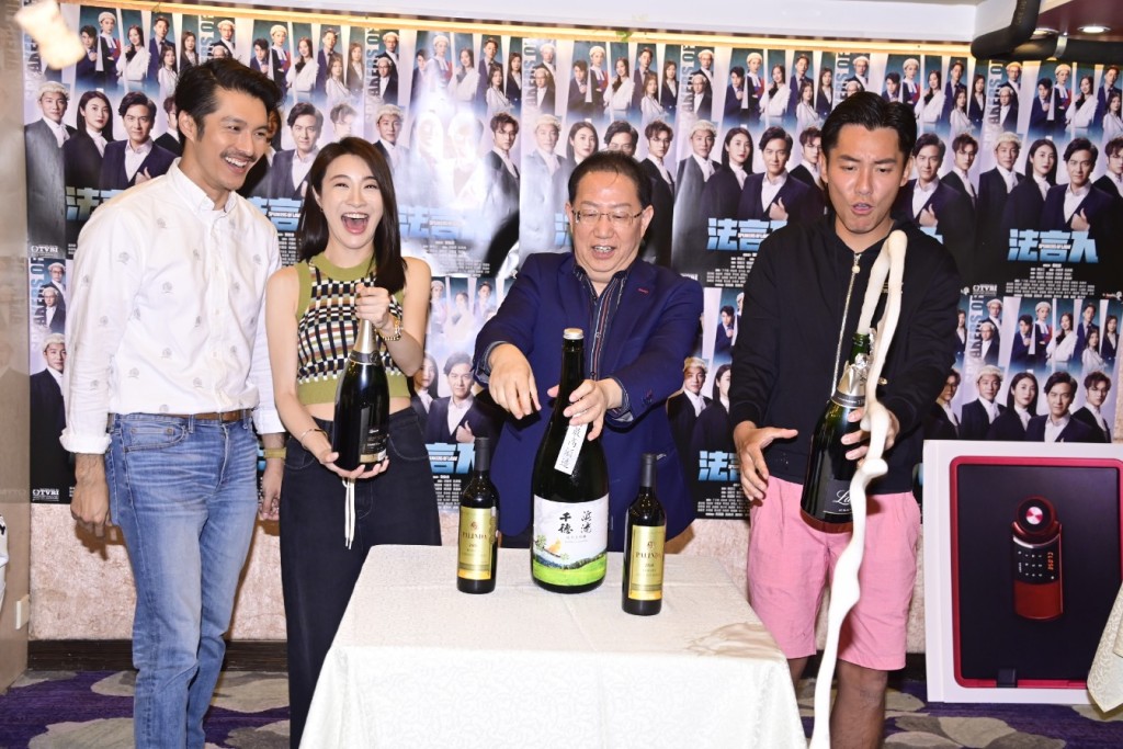 《法言人》收視報捷，黃嘉樂、林夏薇、劉家豪與張穎香開香檳慶祝。
