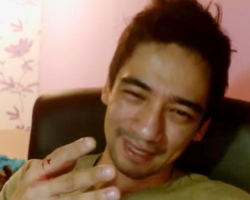 瓦利對着鏡頭說是遭眼鏡蛇咬了一口。