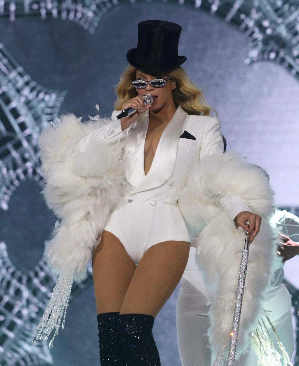 Beyonce的巡唱票房超越娜姐，登史上最高最高巡唱票房女歌手。
