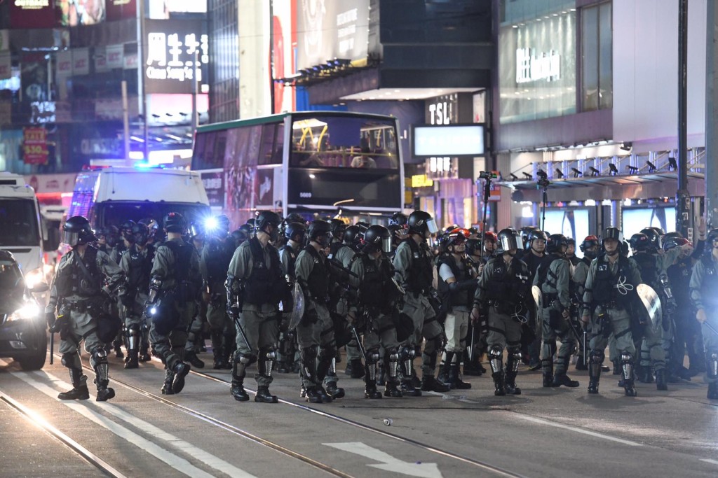 防暴警察與人群對峙