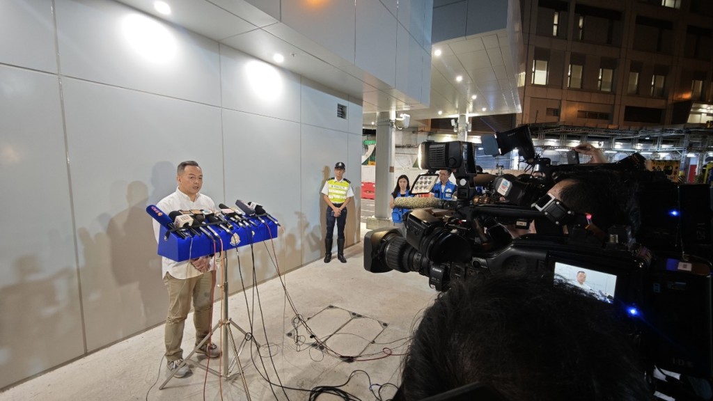 周一鳴見記者交代警員傷勢,強調整個警隊都為他打氣。黃文威攝 周一鳴見記者交代警員傷勢,強調整個警隊都為他打氣。黃文威攝