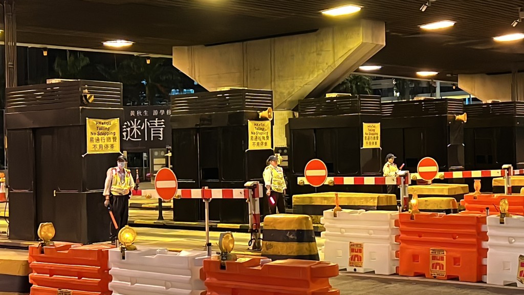 隧道公司安排职员在收费广场示意驾驶者毋须停车。