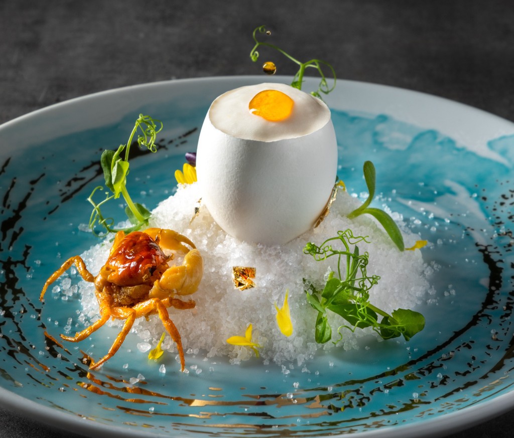 花雕蟹蒸蛋白配百合泡(晚市嘗味餐單/B)，雞蛋殼裏面是鮮甜的蟹肉和蒸日本蛋白，旁邊是注入蟹肉濃湯的蟛蜞蟹。