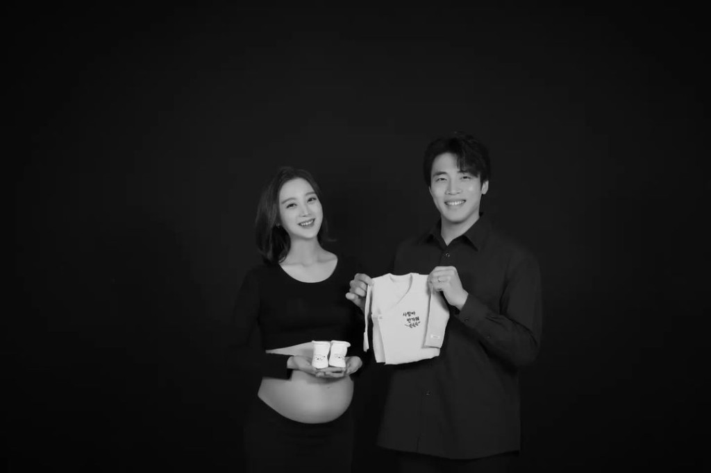 惠林與老公分別拎着BB衫及鞋仔,表情好幸福。