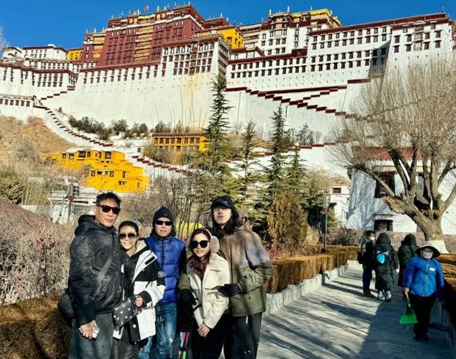 同游西藏著名的布达拉宫。