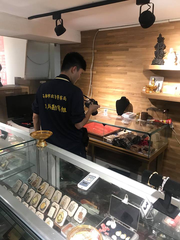 警方調查離奇爆竊案。爆料公社圖片