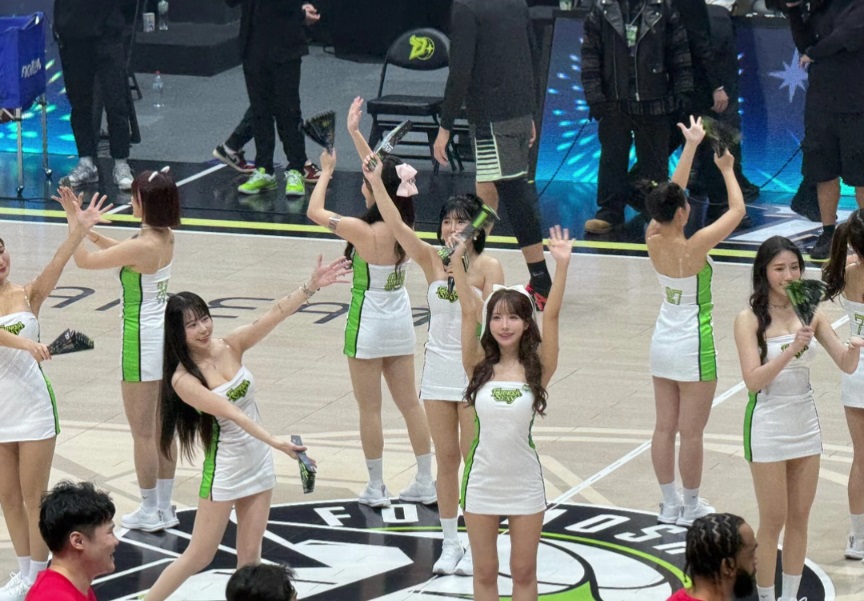 三上悠亞昨日在台中洲際迷你蛋，與夢想家啦啦隊一起活力應援。