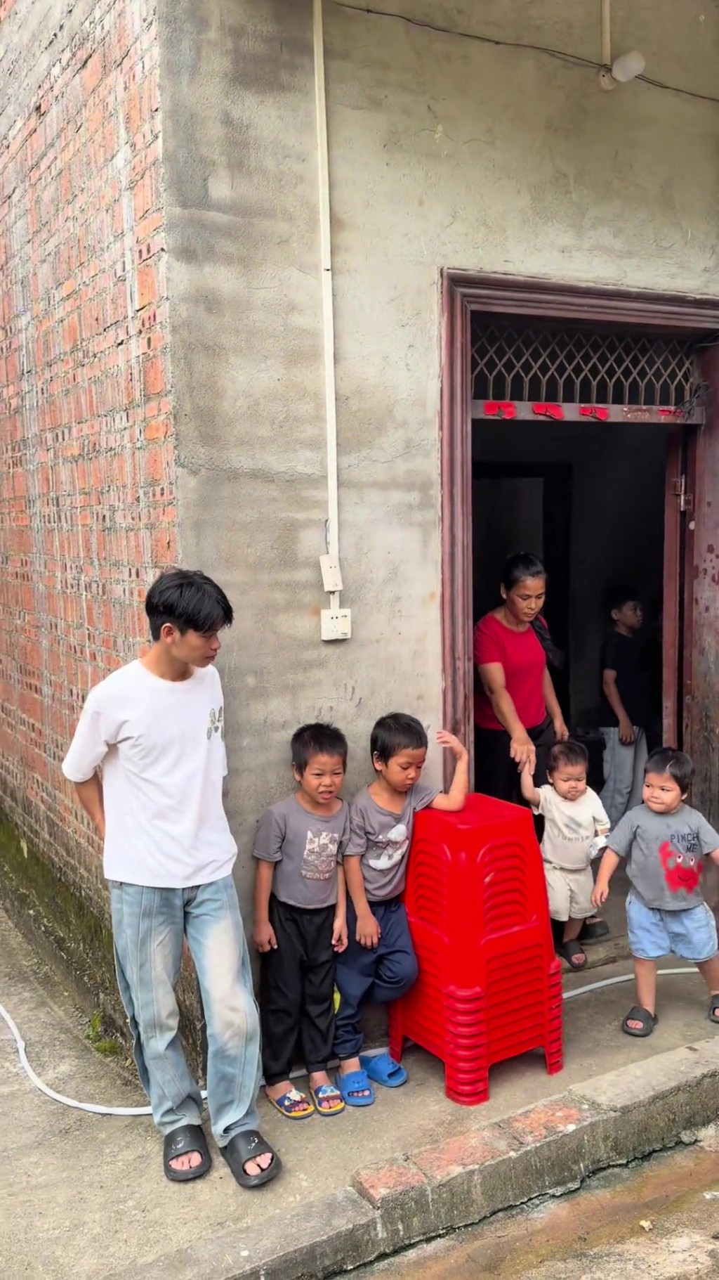 广西夫妻生13个孩子最大22岁最小2岁。 广西夫妻生13个孩子最大22岁最小2岁。