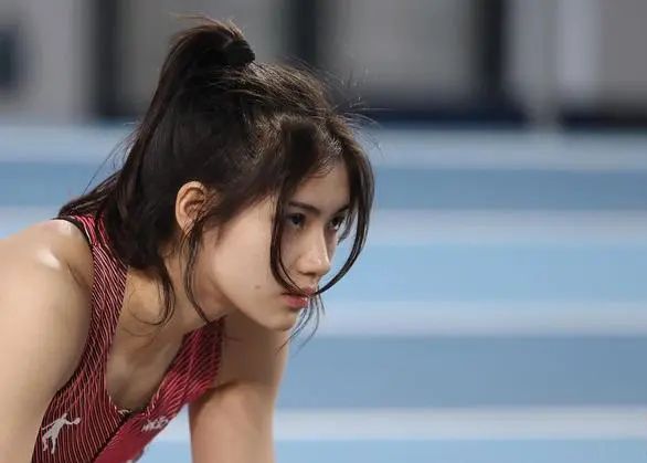 湖南隊選手夏思凝在女子60米欄決賽以8秒28的成績奪冠。 新華社