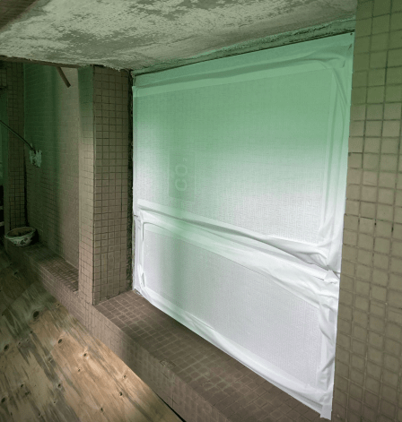 指為配合外牆工程，承建商為大廈外牆採取保護措施，包括玻璃窗保護、設置泥頭槽及木板等。宏福苑業主立案法團網頁圖片