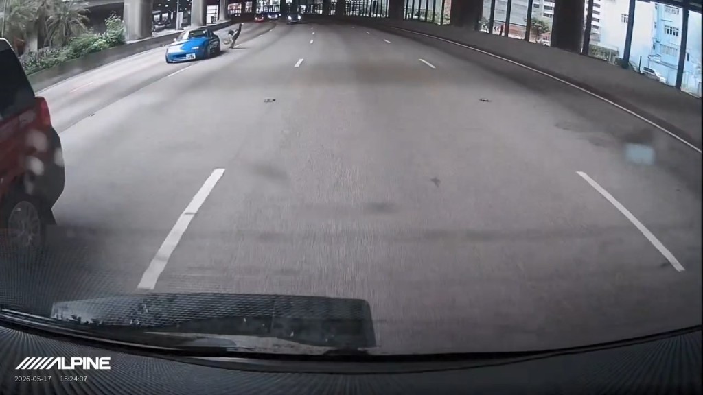 老婦被撞至凌空拋起。fb「 車cam L(香港群組)」廿年駕駛經驗片段截圖 老婦被撞至凌空拋起。fb「 車cam L(香港群組)」廿年駕駛經驗片段截圖