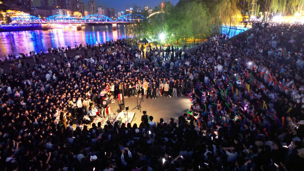 蘭州黃河畔舉行的路邊演唱會吸引民眾打卡。新華社