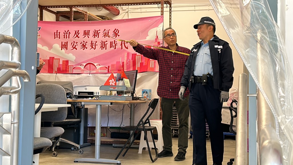 办事处职员与警员讲述事件。刘汉权摄