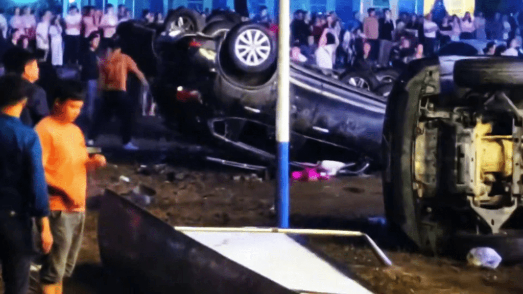 網片顯示,現場有多輛汽車被推翻。 網片顯示,現場有多輛汽車被推翻。