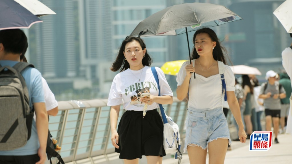 天文台在早上7時30分發特別提示,指天氣炎熱可能影響健康。資料圖片