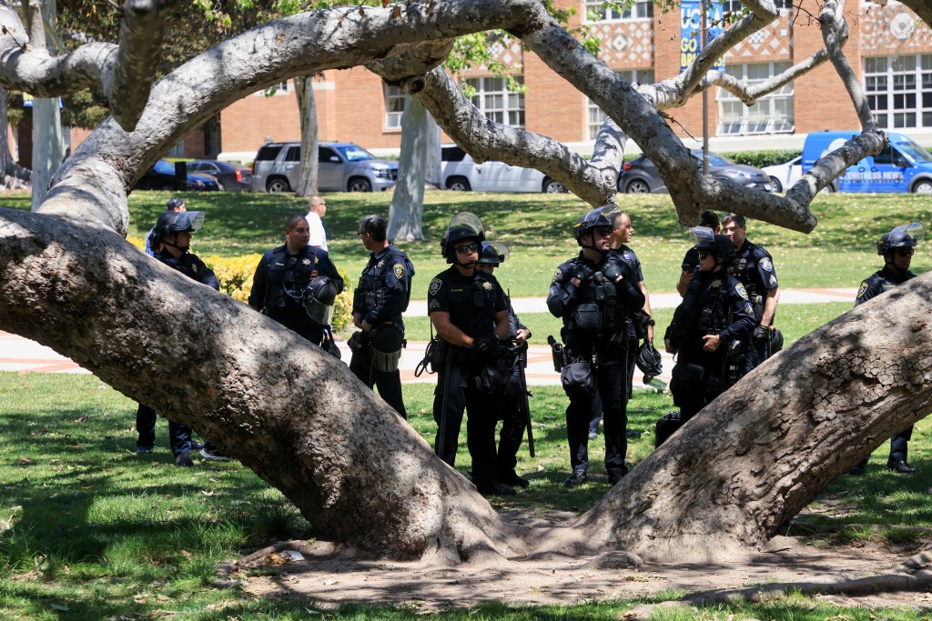 防暴警察在UCLA校园驻守。路透社