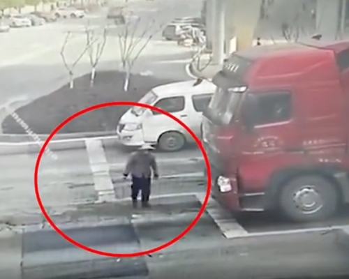 重慶有老人(紅圈)過路時被貨車接倒，接連後車輾過死亡。網圖