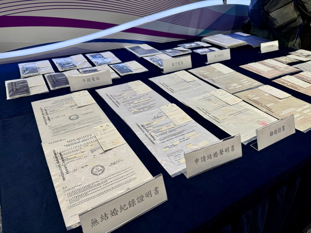入境处展示涉及假结婚的文件。 麦键泷摄