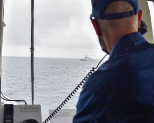 巴索夫號艦長布朗（Tim Brown）以無線電與一艘解放軍海軍艦艇對話。（網上圖片）