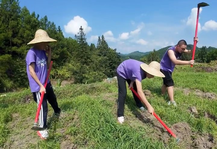 内地有家长付费让子女参加“吃苦夏令营”。小红书@走进贵州的变形计 内地有家长付费让子女参加“吃苦夏令营”。小红书@走进贵州的变形计