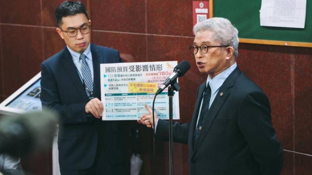 台灣國防部副部長徐斯儉講解不批出國防預算的影響。中時