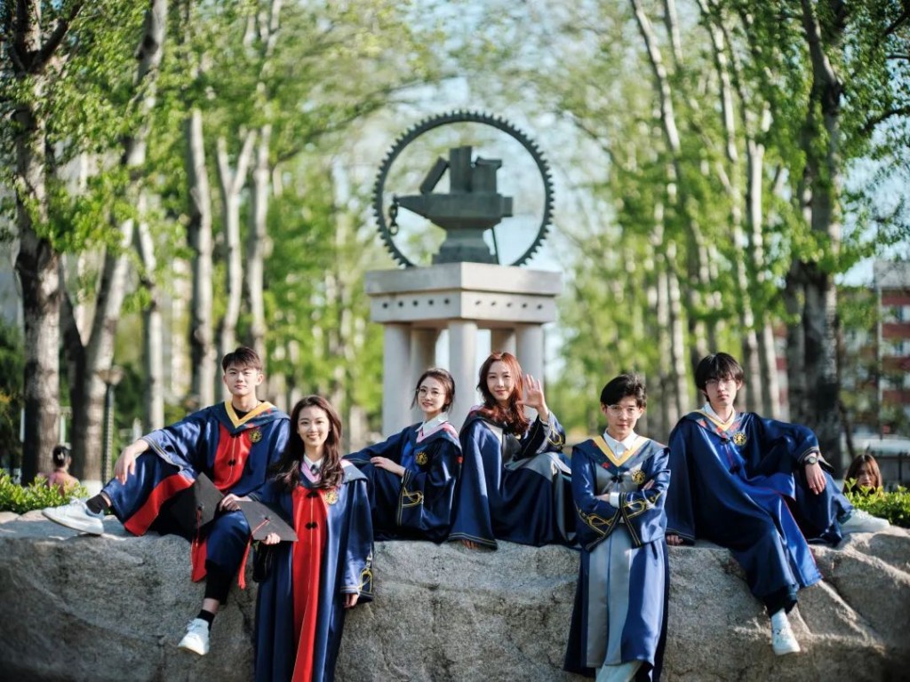 今年，北京交通大学新版专属学位服同样供毕业生免费使用。