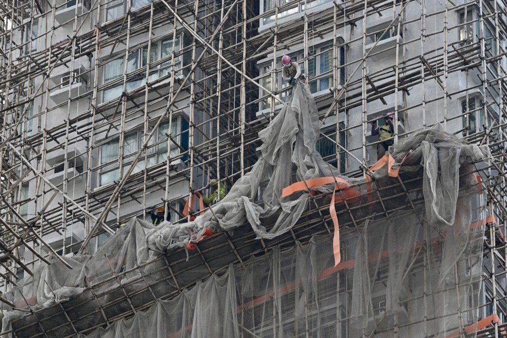 多幢私樓正趕拆棚網。 多幢私樓正趕拆棚網。