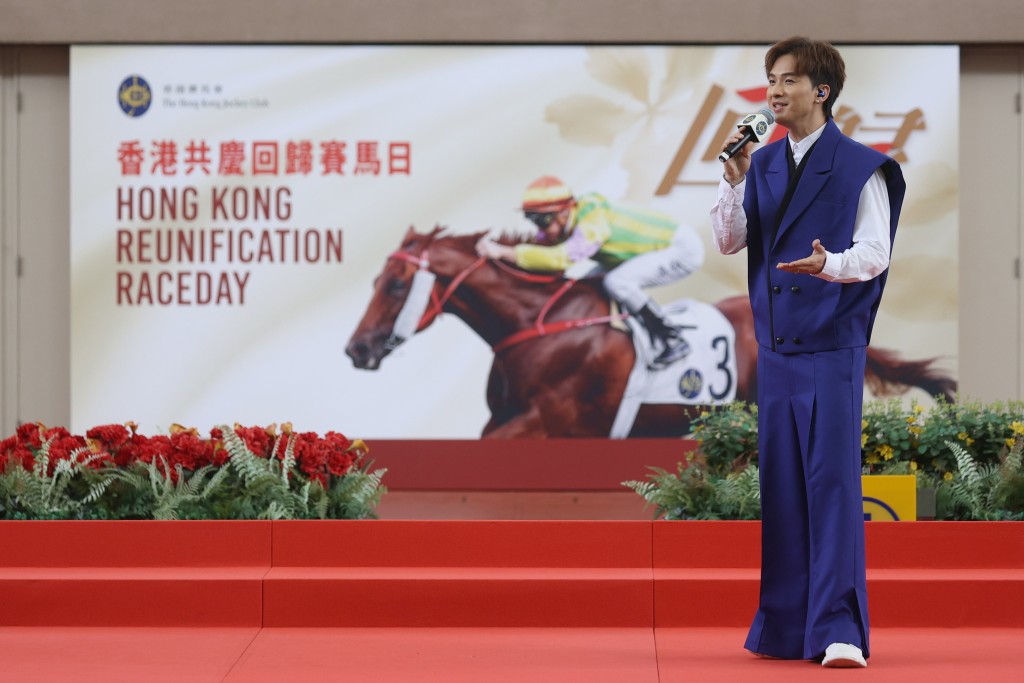  「中年好聲音1」冠軍歌手周吉佩，賽前在馬匹亮相圈參與開幕表演，獻唱多首名曲，為香港共慶回歸賽馬日揭開序幕。