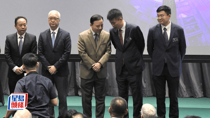 張翔（中）出席ESG論壇時笑容滿面，並與新任副校長蔡洪濱（右2）交談。黃偉強攝