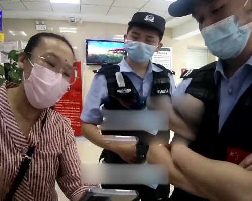 劉女士聲稱買手機中了一輛電動車,銀行員工懷疑她陷騙局報警求助,怎料她真中獎了。
