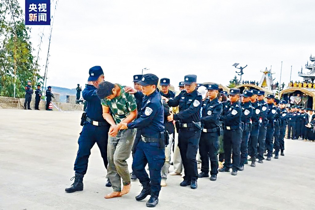 240名嫌犯被押解回國。