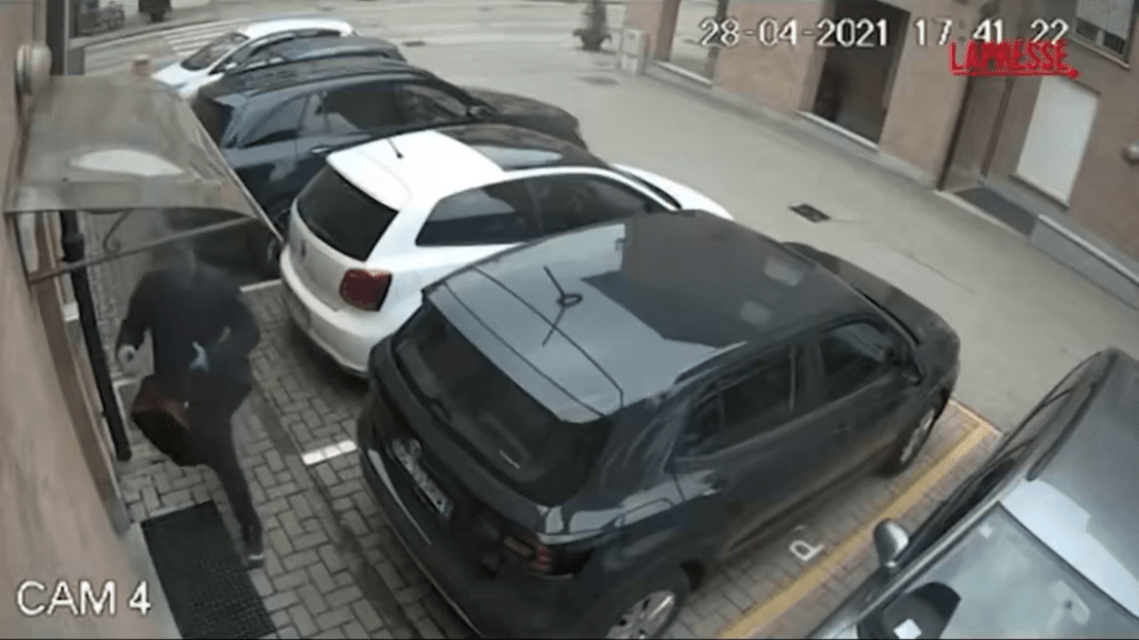 贼人从珠宝店入口离开。 X 贼人从珠宝店入口离开。 X