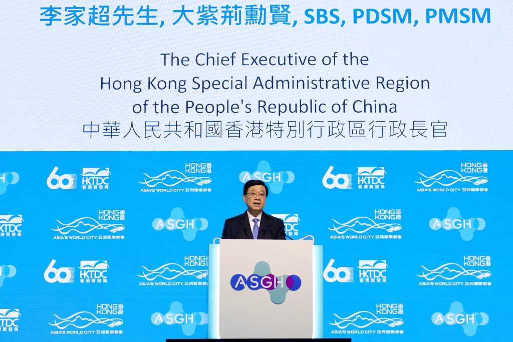 李家超表示，在全球面临严峻健康挑战、新威胁不断涌现及人口老化，医疗衞生界的专业知识及贡献极为重要。李家超fb