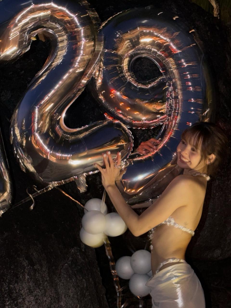 Lisa在沙灘慶生,還安排了煙花。 Lisa在沙灘慶生,還安排了煙花。