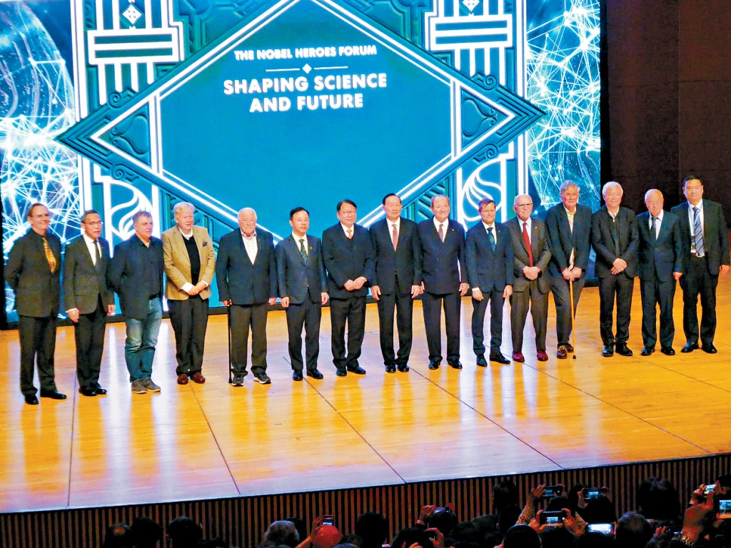 港大與林道諾貝爾獎得主大會聯合舉辦「諾貝爾英雄論壇：引領科學與未來」，張翔（左六）、陳國基（左七）均有出席論壇。